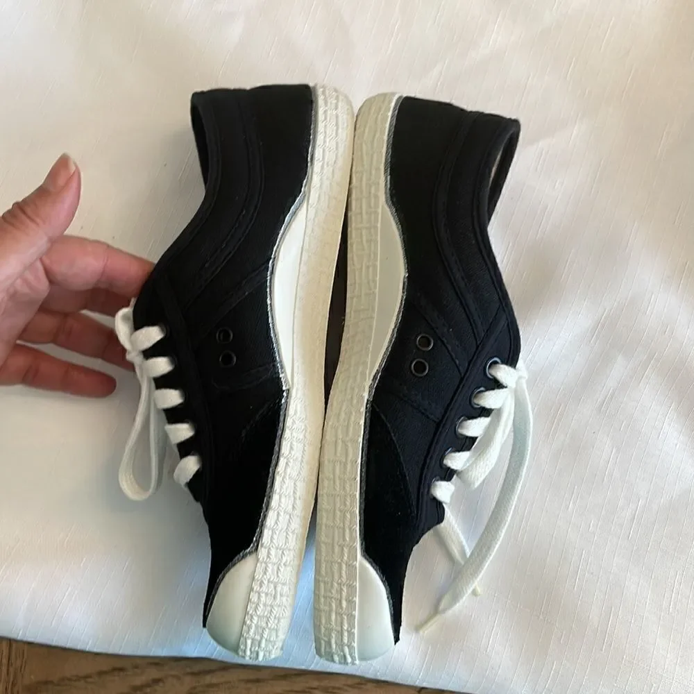 BACKYARD FOOTWEAR BLACK AND WHITE SNEAKERS.  NEW IN BOX